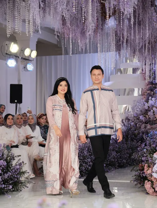 Tampilan Titi Kamal dan Christian Sugiono bisa jadi inspirasi outfit lebaran couple yang menawan. [Foto: Vanilla Hijab].