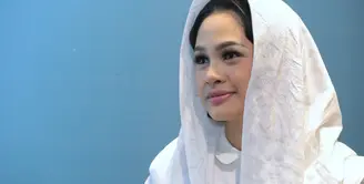 Penyanyi Andien Aisyah Hariadi terpilih menjadi salah satu yang mengisi sebuah aplikasi melantunkan ayat suci Al Quran. Meski sering kali ditonton banyak orang saat dipanggung, ia merasa ngeri saat baca kitab suci umat muslim. (Adrian Putra/Bintang.com)