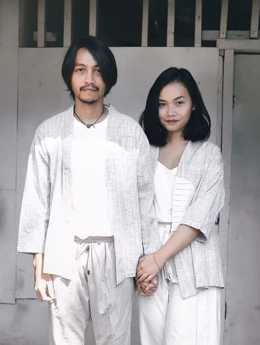 Kemudian sang istri jatuh cinta dengan nama tersebut, apalagi ketika mengetahui makna yang sebenarnya. Meski begitu, Fiersa tetap ingin menyantumkan kata "Suri" untuk nama sang anak. (Instagram/fiersabesari)