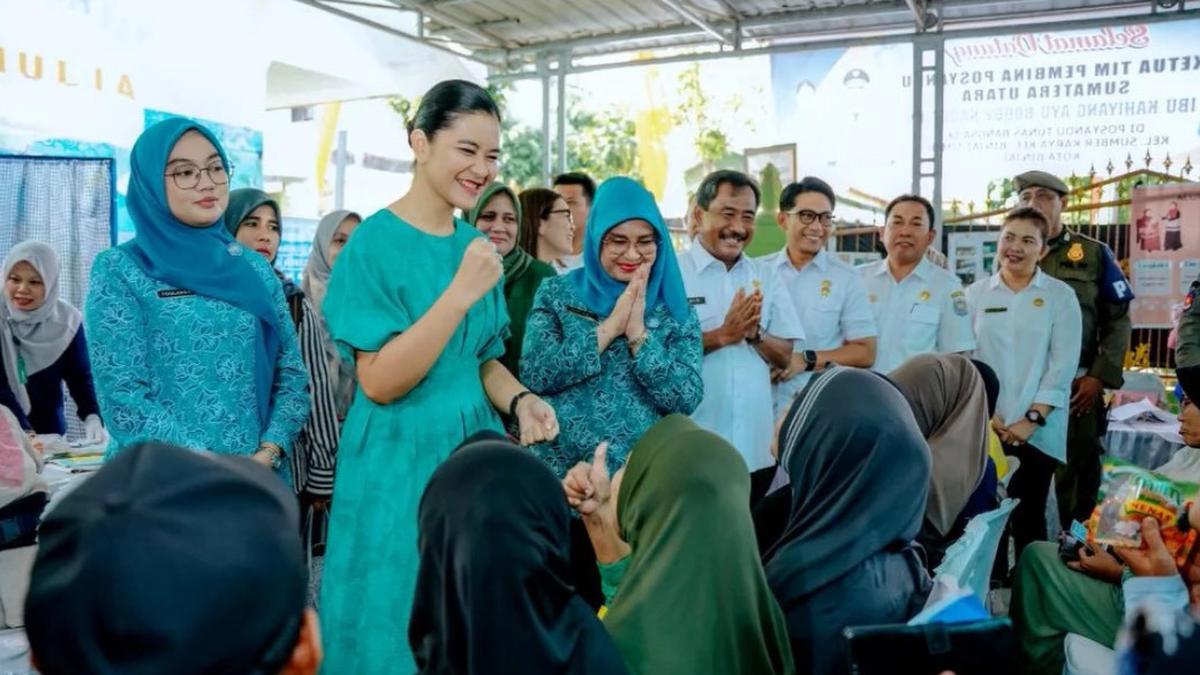6 Potret Wajah Natural Kahiyang Ayu Tertangkap Kamera Warga saat Kunjungan ke TK, Percaya Diri Tanpa Makeup