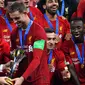 Gelandang Liverpool, Jordan Henderson, menerima trofi Piala Dunia Antarklub 2019 setelah mengalahkan Flamengo di Stadion Internasional Khalifa, Doha, Minggu (21/12). Liverpool menang 1-0 atas Flamengo. (AFP/Giuseppe Cacace)