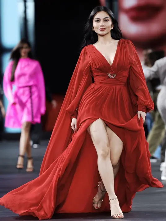 Ariel Tatum di runway Le Defile L'oreal Paris PFW dengan gaun merah [Foto: L’Oréal Paris]