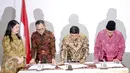 Menko Bidang Pembangunan Manusia dan Kebudayaan, Puan Maharani (kiri) menyaksikan penandatanganan draft Surat Keputusan Bersama (SKB) Libur Nasional dan Cuti Bersama tahun 2016, Jakarta, Kamis (25/6/2015). (Liputan6.com/Faizal Fanani) 