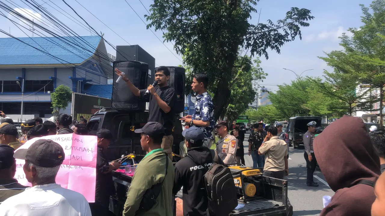 Demonstrasi petani yang mengatasnamakan Kopsa-M di depan Pengadilan Tinggi Pekanbaru.