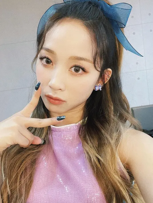 Tampil bak boneka yang sangat manis, Dita Karang dengan full makeup yang tak berkesan berlebihan terlihat mengenakan pita besar untuk mengikat rambut panjangnya. Penampilannya semakin cantik dengan sequin top tanpa lengan yang dikenakannya. Foto: Instagram.