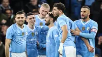 Para pemain Manchester City merayakan gol yang dicetak oleh Bernardo Silva ke gawang Newcastle United pada laga Piala FA di Stadion Etihad, Minggu (17/3/2024). City menang dua gol tanpa balas. (AFP/Darren Staples)