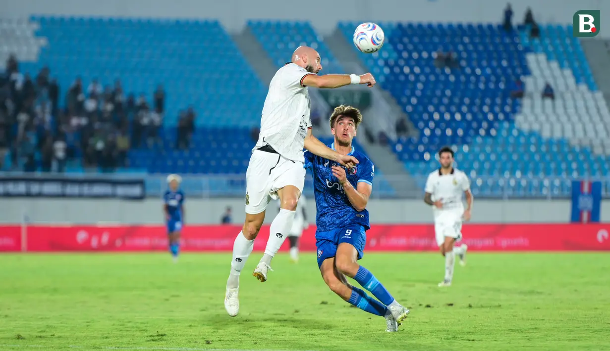 Striker Arema FC, Mauro Zijlstra, berusaha melewati hadangan pemain Bhayangkara Presisi Lampung FC dalam lanjutan BRI Super League 2026/2027 di Stadion Kanjuruhan, Malang, Sabtu (10/10/2026). Arema FC harus berjuang keras untuk mengejar ketertinggalan dua gol pada babak pertama sebelum akhirnya bermain imbang 2-2. (Bola.com/Iwan Setiawan)
