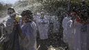 Para peziarah Kristen Ortodoks mengumpulkan air dari Sungai Yordan saat upacara pembaptisan pada perayaan Epiphany di Qasr el Yahud, dekat kota Yerikho, Tepi Barat, 18 Januari 2022. Sungai Yordan dipercaya menjadi tempat di mana Yesus dibaptis. (AP Photo/Mahmoud Illean)
