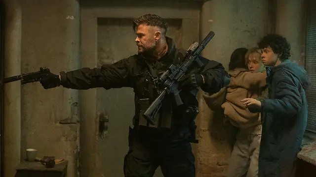 Chris Hemsworth di EXTRACTION 2
