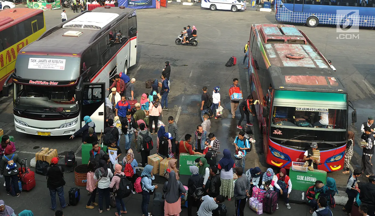Sejumlah calon penumpang menunggu bus di Terminal Kampung Rambutan, Jakarta, Minggu (10/6). Puncak mudik di Kampung Rambutan diprediksi pada Selasa, 12 Juni 2018 (H-3 Lebaran) bertepatan dengan liburnya semua aktivitas buruh. (Merdeka.com/Arie Basuki)