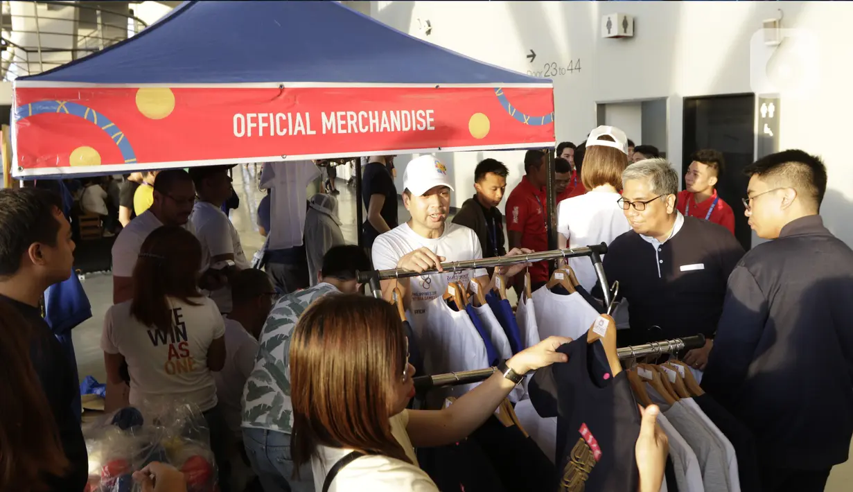 Para penonton menyempatkan untuk berbelanja jelang upacara pembukaan SEA Games 2019 di Philipine Arena Bulacan, Manila, Sabtu (30/11/2019). Pesta olahraga se-Asia Tenggara ini akan berlangsung hingga 11 Desember. (Bola.com/M Iqbal Ichsan)