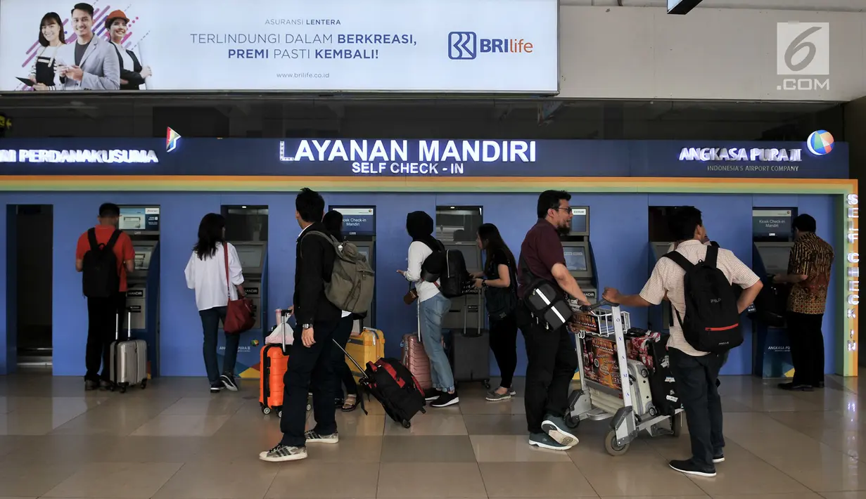 Calon penumpang saat mencetak tiket pesawat di Bandara Halim Perdanakusuma, Jakarta, Rabu (13/2). Jumlah penumpang di jalur penerbangan domestik Bandara Halim menurun sebesar  18,38 persen sejak kenaikan harga tiket pesawat. (Merdeka.com/Iqbal S Nugroho)