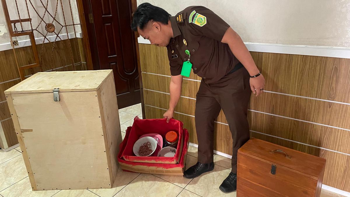 Bermodal Kotak Kayu dan Beras, Pria di Lampung Mengaku Bisa Tarik Uang Leluhur