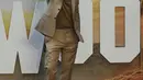 Brad Pitt menyapa penggemar saat menghadiri acara karpet merah untuk film "Once Upon a Time In Hollywood" di Mexico City (12/8/2019). Aktor 55 tahun itu tampil necis dalam setelan jas krem, sepatu boot, dan kemeja mustard. (AP Photo/Marco Ugarte)