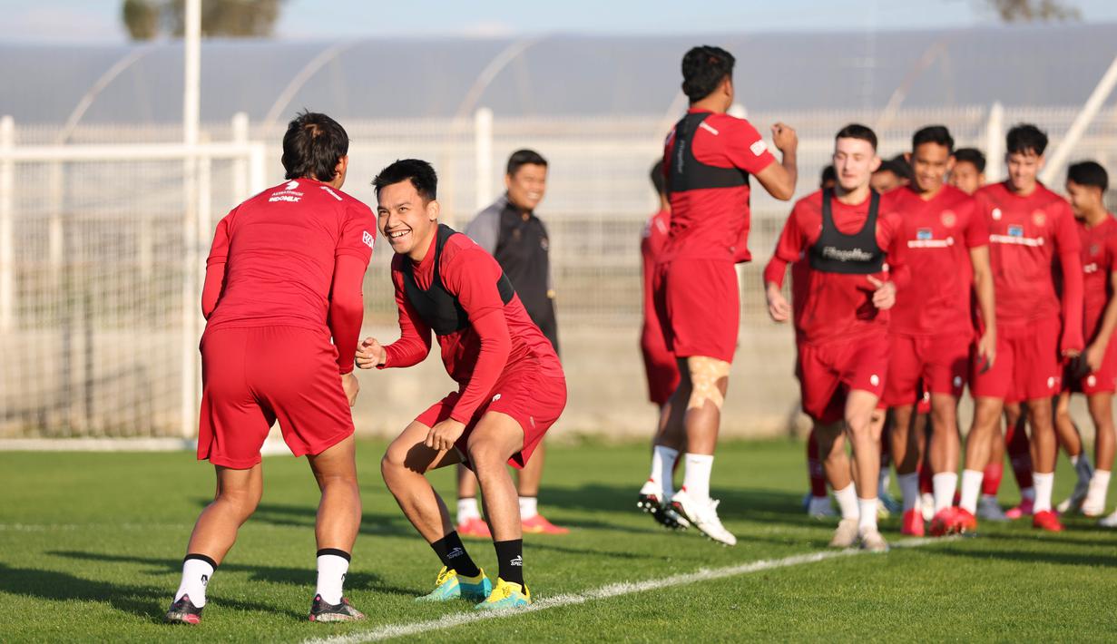 <p>Ekspresi gembira pemain Timnas Indonesia saat menjalani sesi latihan dalam program pemusatan latihan di Turki, Minggu (31/12/2023). (Dok. PSSI)</p>