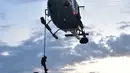 Pra prajurit Denjaka menuruni helikopter dengan seutas tali saat meringkus teroris di Pulau Sebatik, Kalimantan Utara, Senin (12/2). Aksi ini dilakukan dalam rangka latihan antisipasi terorisme di wilayah perbatasan. (Liputan6.com/HO/Dispen Kormar)