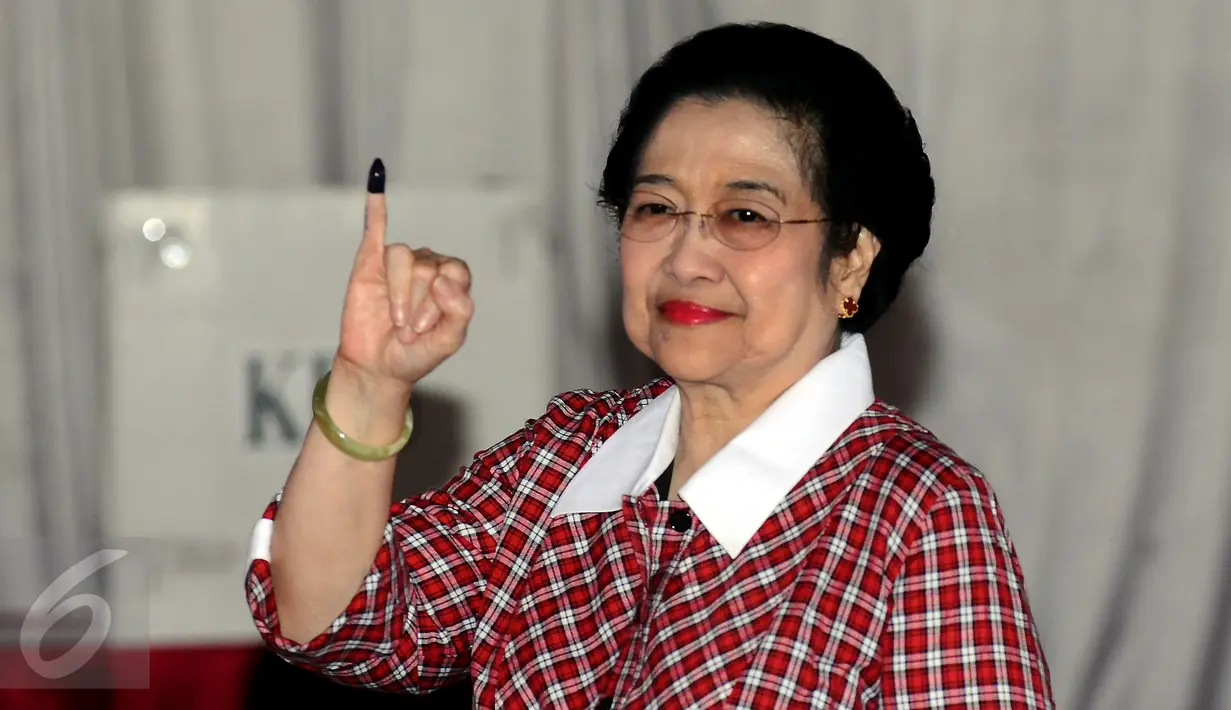 Ketua Umum PDI-P Megawati Soekarnoputri menunjukkan jari usai menggunakan hak pilihnya pada Pilkada DKI Jakarta putaran 2 di TPS 027 Kebagusan, Jakarta, Rabu (19/4). (Liputan6.com/Helmi Fithriansyah)