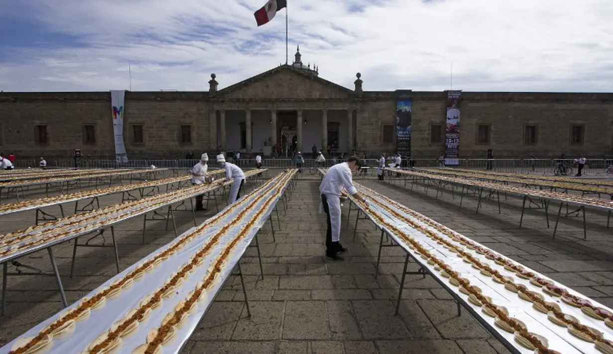 Taco sepanjang 2,5 km berhasil dibuat oleh para koki di Meksiko. Pembuatan Taco ini memecahkan rekor dunia versi Guinness, Meksiko, Minggu (15/2/2015).(AFP Photo/Hector Guerrero)