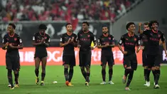 Para pemain Arsenal, melakukan selebrasi usai mengalahkan Bayern Munchen pada laga ICC 2017, di Stadion Shanghai, Rabu (19/7/2017). Arsenal menang adu penalti dengan skor 3-2 atas Bayern Munchen. (AFP/Johannes Eisele)