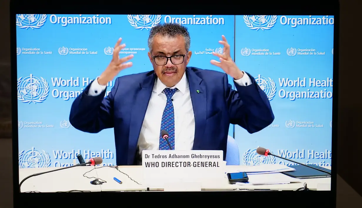 Direktur Jenderal WHO Tedros Adhanom Ghebreyesus saat konferensi pers daring dari Swiss dilihat di Brussel, Belgia, Senin (29/6/2020). Virus corona COVID-19 telah menginfeksi lebih dari 10 juta orang di seluruh dunia, lebih dari 500 ribu di antaranya meninggal dunia. (Xinhua/Zhang Cheng)