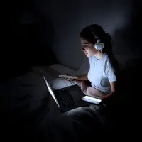 Cahaya biru pada gadget bisa menekan kemampuan tubuh untuk memproduksi melatonin sehingga menjadi sulit tidur. (Foto/dok: Freepik)