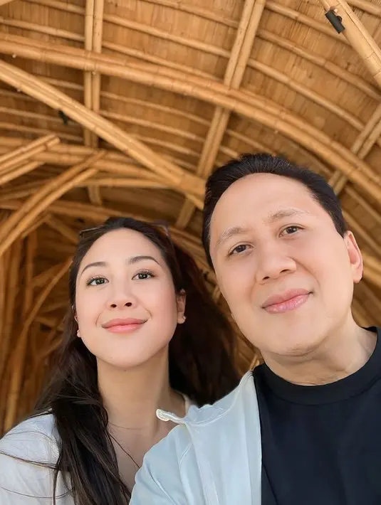 Sherina pun kembali tampil dengan wajah tanpa makeup berlebih hanya lipstik nude yang menjadi on point. Rambut kembali dibiarkan terurai. [@triawanmunaf]