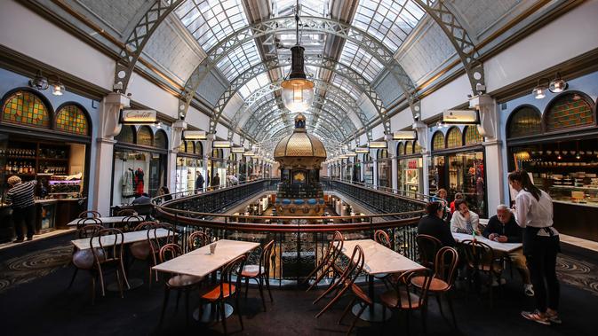 Sebuah kafe yang dibuka sebagian di Sydney, Australia (17/5/2020). Industri pariwisata Australia mengalami kerugian sekitar 5,8 miliar dolar Australia (1 dolar Australia = Rp10.579) dalam tiga bulan pertama 2020 seiring merebaknya pandemi coronavirus. (Xinhua/Bai Xuefei)