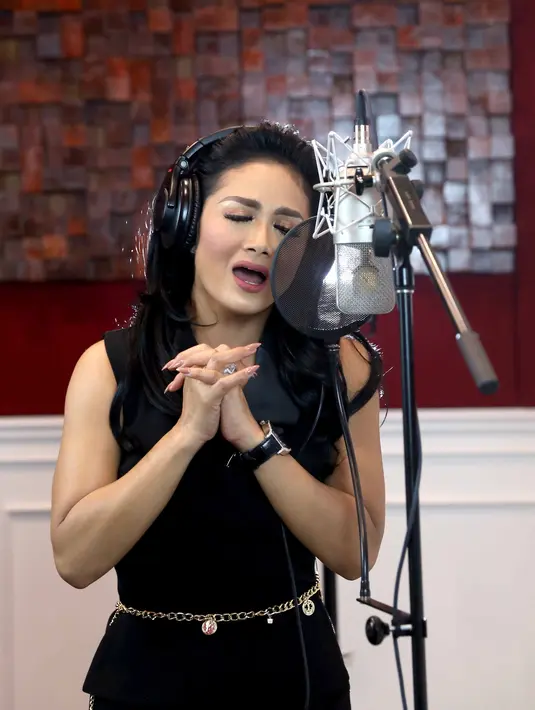 Lantaran sering bekerja sama, pencipta banyak lagu hits itu sendiri mengaku tidak mengalami kendala saat kerja sama dengan KD. Bahkan Melly juga tidak kesulitan menyiapkan lagu untuk KD. (Nurwahyunan/Bintang.com)