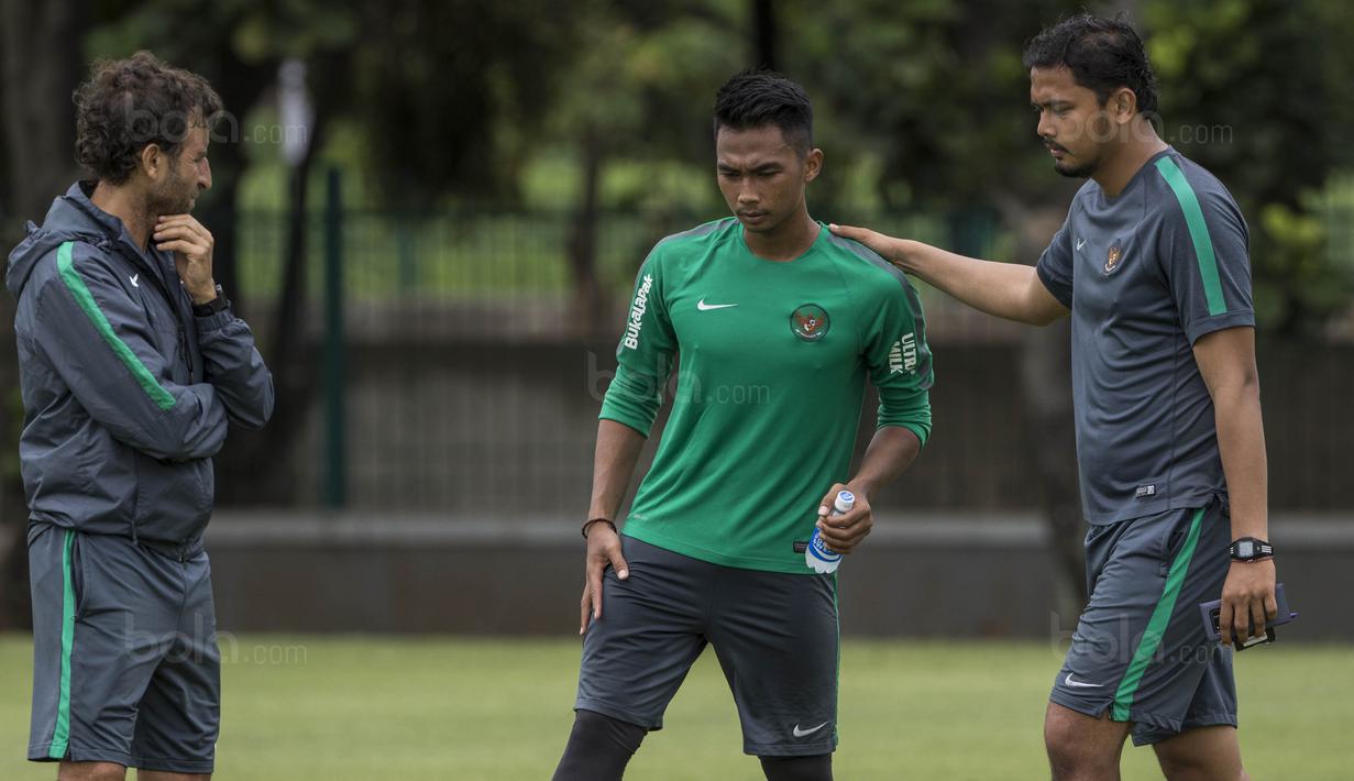 Pelatih Timnas Indonesia, Luis Milla, berdiskusi dengan pemainnya, Bagas Adi, usai latihan di Lapangan ABC Senayan, Jakarta, Jumat (19/1/2018). Pemusatan latihan ini dilakukan jelang Asian Games 2018. (Bola.com/Vitalis Yogi Trisna)