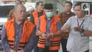 Tiga tersangka anggota DPRD Jambi Gusrizal, Elhelwi dan Sufardi Nurzain bersiap menandatangani berkas P21 di gedung KPK, Jakarta, Rabu (20/11/2019). Berkas perkara ketiganya terkait kasus ketok palu RAPBD tahun 2017 dan RAPBD 2018 telah lengkap (P21) dan siap untuk disidangkan. (merdeka.com/Dwi Narw