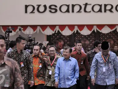 Wakil Presiden Jusuf Kalla bersama Ketua MPR Dzulkifli Hasan dan Plt Pimpinan KPK Taufiqurrahman tiba untuk membuka Konferensi Nasional Pemberantasan Korupsi (KNPK) Tahun 2015, Jakarta, Kamis (3/12). (Liputan6.com/Johan Tallo)