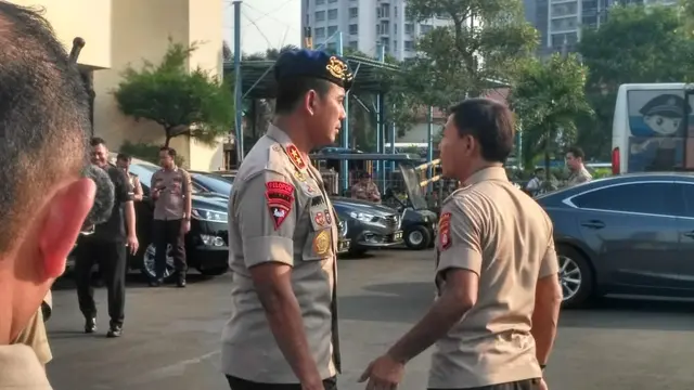 Irjen Rudy Sufahriadi berbincang bersama Kapolda Metro Jaya Irjen Idham Azis (dok. Merdeka.com/Ronald)