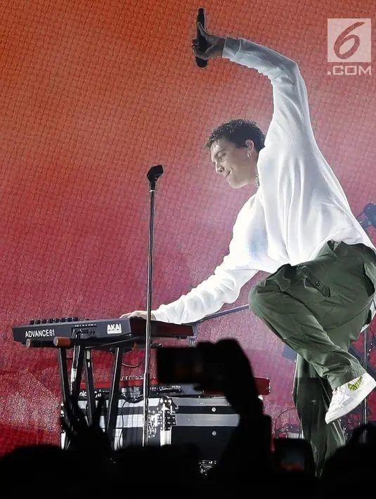 Grup band asal Los Angeles, LANY menghibur penggemarnya dalam konser bertajuk "LANY Malibu Night Tour" di Tennis Indoor Senayan, Jakarta, Rabu (14/8/2019) malam. Trio electro pop yang digawangi Paul Jason Klein, Jake Goss dan Less Priest ini membawakan 16 lagu. (Fimela.com/Bambang E. Ros)