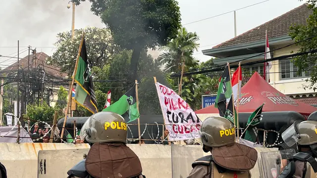 Demo 'Peringatan Darurat' di Kantor Komisi Pemilihan Umum (KPU), Jakarta.