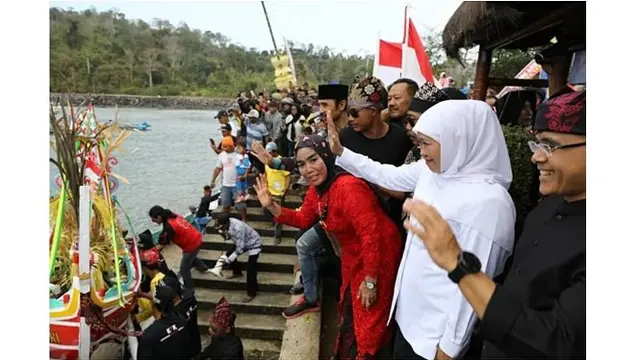 Khofifah terlihat sangat antusias dan menyapa semua warga yang terlibat dalam ritual Petik Laut Pancer
