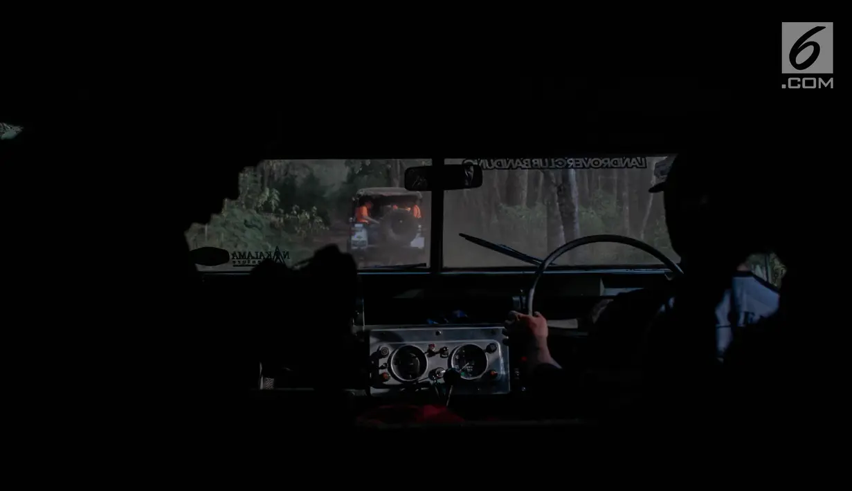 Mobil offroad 4x4 klasik Land Rover melewati hutan pinus menuju trek Sukawana-Cikole di Kab Bandung Barat, Jawa Barat, Jumat (19/10). Wisata offroad ini menjadi salah satu destinasi wisata yang dapat memacu adrenalin. (Liputan6.com/Faizal Fanani)