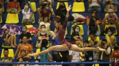 Aksi pesenam Indonesia, Ameera Rahmajanni Hariadi saat bertanding pada nomor tunggal putri semua alat (all round) Senam Artistik SEA Games 2021 Vietnam di Quan Ngua Sports Palace, Hanoi, Vietnam, Sabtu (14/5/2022). (Bola.com/Ikhwan Yanuar)