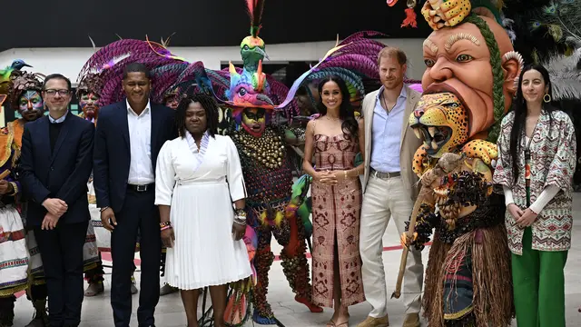 Pangeran Harry dari Inggris (kedua dari kanan) dan istrinya Meghan Markle (kedua dari kiri) berpose dengan para penari saat berkunjung ke Pusat Seni Nasional di Kolumbia, Bogota pada 15 Agustus 2024.  (Dok: Raul ARBOLEDA / AFP)