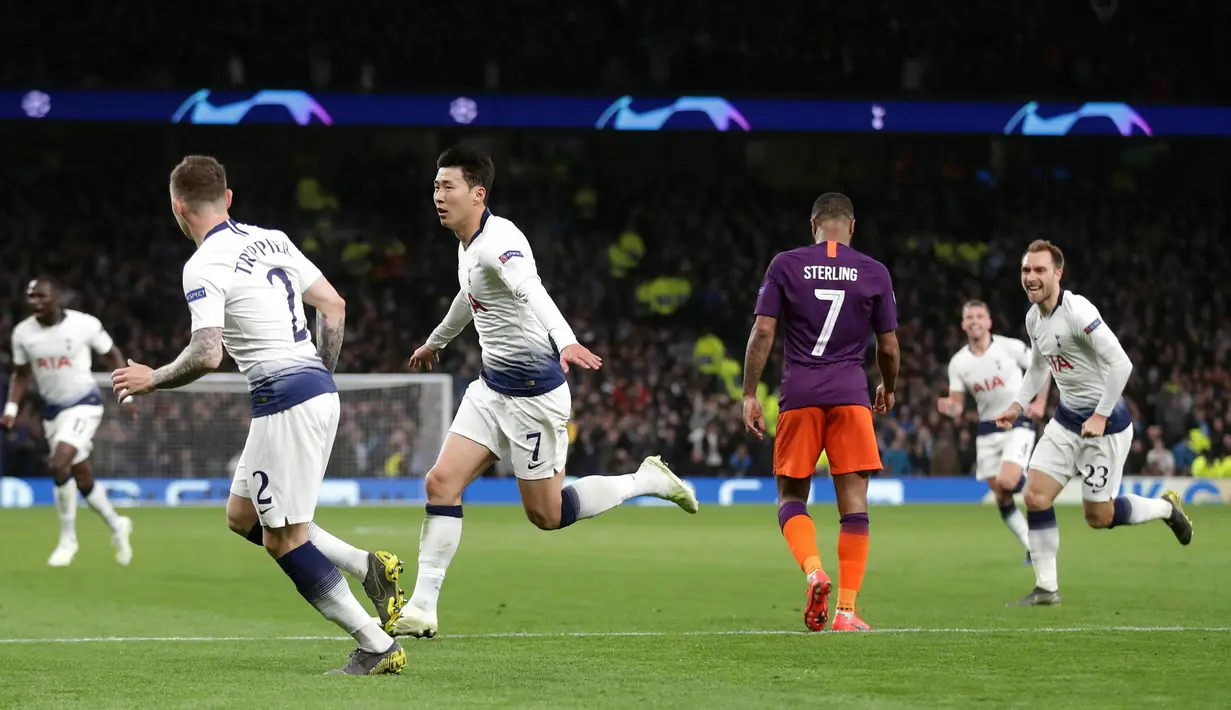 Penyerang Tottenham Hotspur, Son Heung Min berselebrasi setelah mencetak gol ke gawang Manchester City dalam leg pertama perempat final Liga Champions 2018-2019, di kandang sendiri, Rabu (10/4). Tottenham menang atas Man City dengan skor 1-0 berkat Son Heung-min. (Adam Davy/PA via AP)