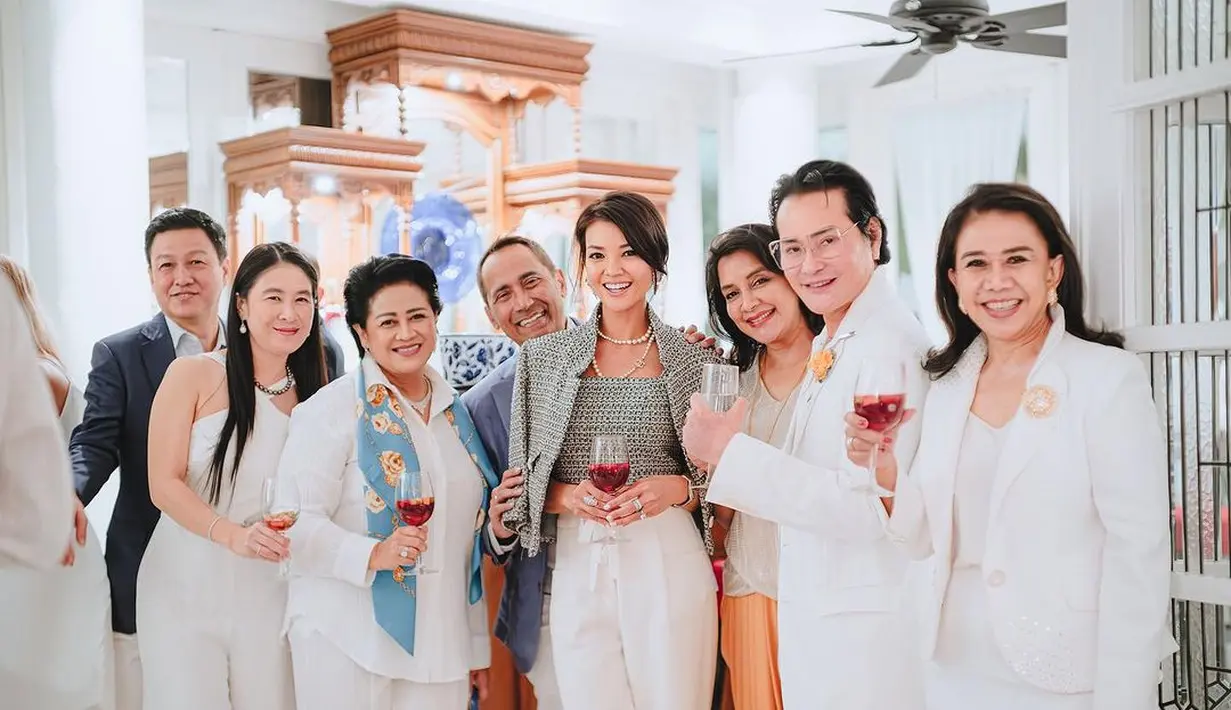 Banyak yang memuji penampilan sosok koki 43 tahun itu terlihat begitu elegan dan berkelas. [Instagram/farahquinnofficial].