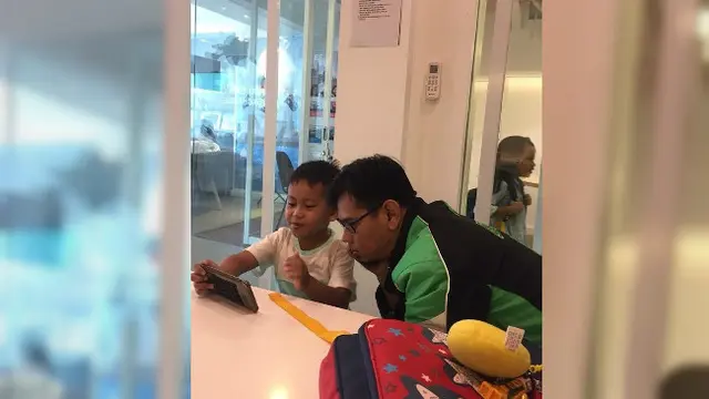 Menjadi mitra ojek online berarti harus menghabiskan banyak waktu di jalanan, sehingga banyak di antaranya yang harus rela meninggalkan keluarga di rumah.
