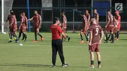 Pelatih Persija, Stefano Cugurra (kiri) berbincang dengan Marko Simic saat latihan resmi penyisihan Grup H Piala AFC 2018 melawan Johor Darul Takzim di Lapangan B Kompleks GBK, Jakarta, Senin (9/4). (Liputan6.com/Helmi Fithriansyah)