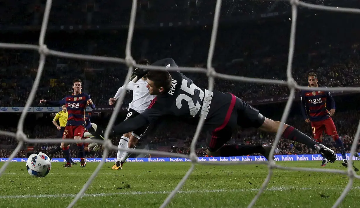 Lionel Messi melakukan tembakan yang sulit dijangkau kiper Valencia, Mathew Ryan pada leg pertama semifinal  Copa del Rey (King's Cup) di Stadion Camp Nou, Barcelona, Kamis (4/2/2016) dini hari WIB.  (REUTERS/Albert Gea)