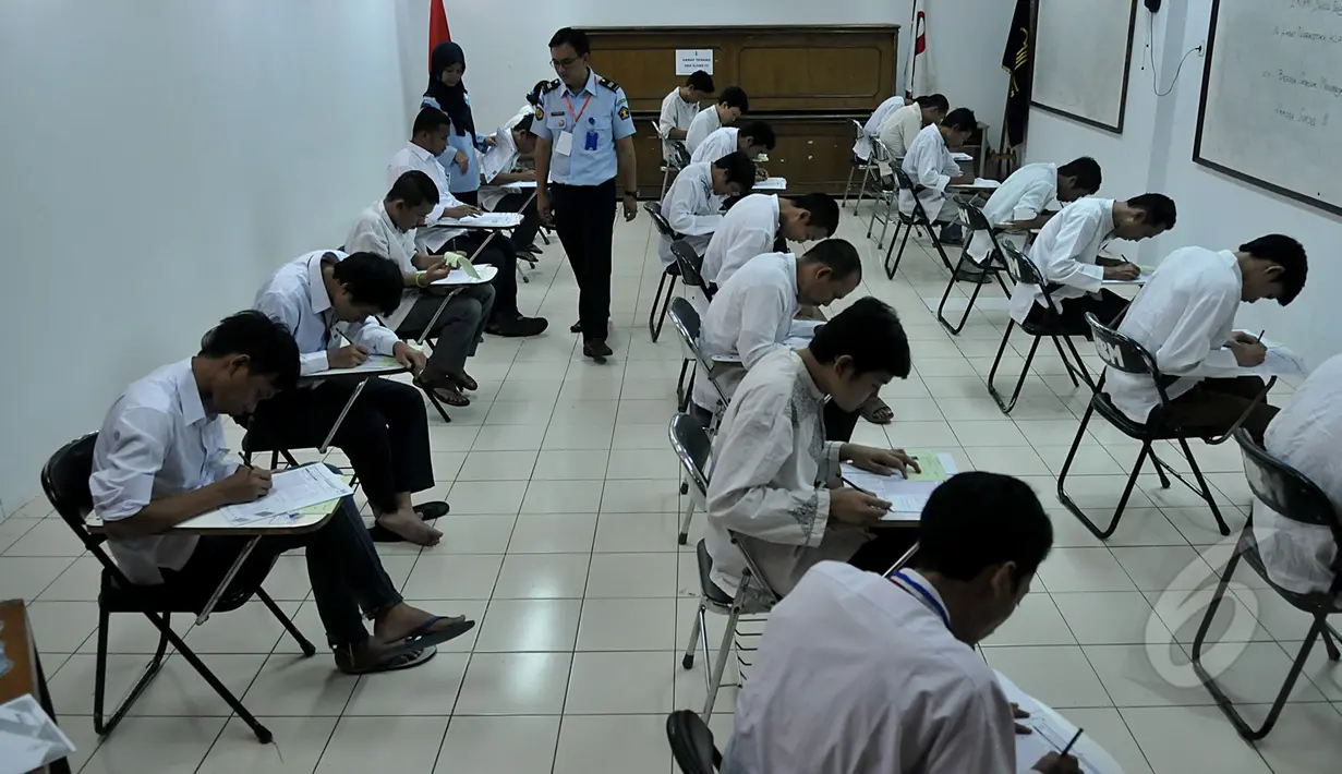 Suasana pelaksanaan UN program Paket C di LP Narkotika Cipinang, Jakarta, Senin (13/4/2015).  Para peserta terlihat bersemangat menjalani UN 2015. (Liputan6.com/Johan Tallo)