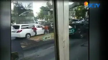 Sebuah rekaman video amatir berhasil merekam aksi komplotan pencongkel kaca spion mobil mewah.