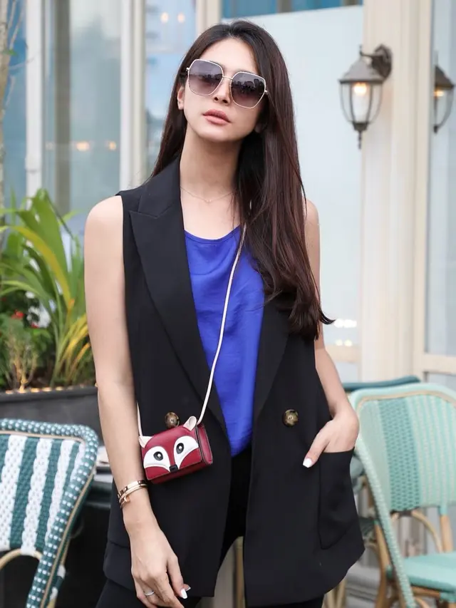 Nabila Syakieb berkacamata (Instagram/nsyakieb95)