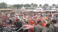 Puluhan ribu warga Garut, Jawa Barattumpek di lapangan Kerkof mengikuti puncak perayaan HUT Bhayangkara ke 73 (Liputan6,com/Jayadi Supriadin)