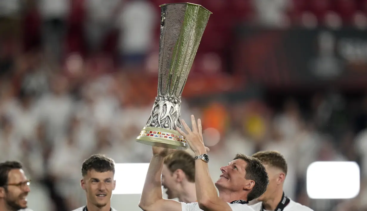 <p>Pelatih Frankfurt, Oliver Glasner mengangkat trofi merayakan kemenangan atas Rangers pada pertandingan final Liga Europa di stadion Ramon Sanchez Pizjuan di Seville, Spanyol, Kamis (19/5/2022). Frankfurt mengalahkan Rangers 5-4 dalam adu penalti setelah pertandingan pertandingan berakhir imbang 1-1. (AP Photo/Manu Fernandez)</p>