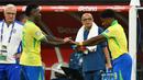 Pemain muda Brasil, Endrick (kanan) bersalaman dengan Vinicius Junior saat pergantian pemain pada laga Grup D Copa America 2024 melawan Kosta Rika di SoFi Stadium, Inglewood, California, Selasa (25/06/2024) WIB. (AFP/Pattrick T. Fallon)