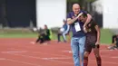 Pemain depan PSM Makassar, Ferdinand Sinaga (kanan) bersama pelatih Bojan Hodan usai laga melawan Kaya FC-Iloilo pada kualifikasi Grup H Piala AFC 2020 di Stadion Madya Gelora Bung Karno, Jakarta, Selasa (10/3/2020). Laga kedua tim berakhir imbang 1-1. (Liputan6.com/Helmi Fithriansyah)